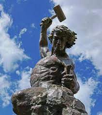 Hombre tallando su piedra